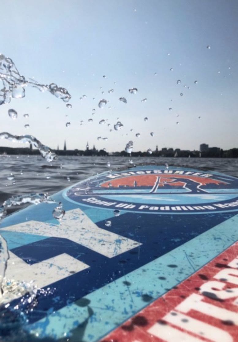 Stand Up Paddling bei Tag auf der Außenalster
